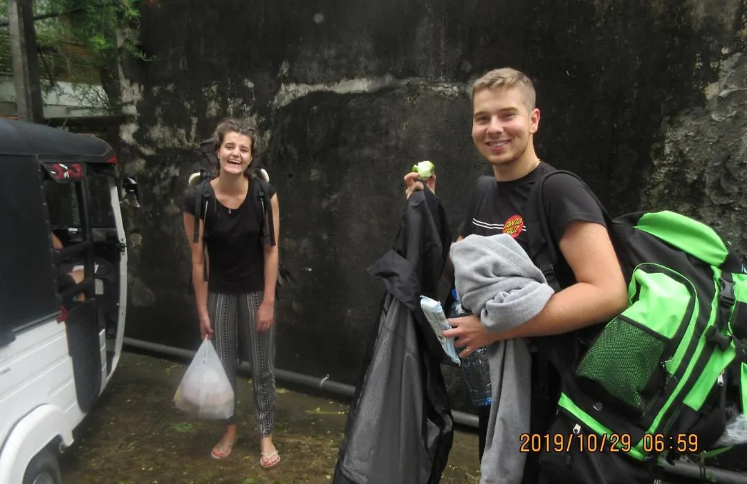 Hitchhike Backpackers *